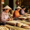 Hai mô hình tạo việc làm nông thôn: Tập trung tại xưởng, phân tán tại nhà