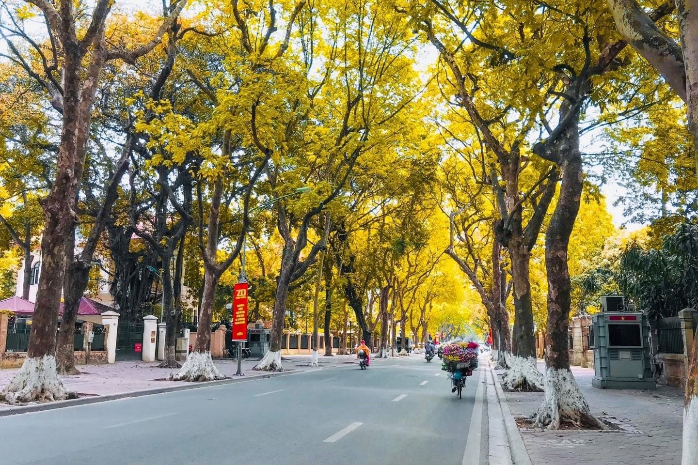 Dự báo thời tiết ngày 16/10: Hà Nội nắng, Nam Bộ chiều tối có mưa dông