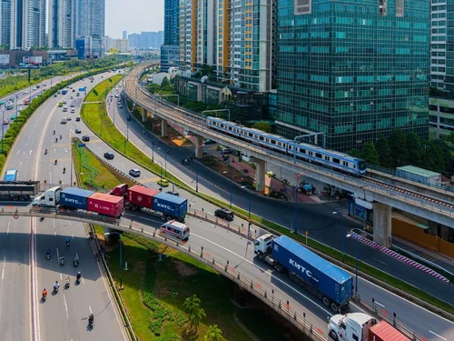 Kinh tế Việt Nam tăng tốc, lạm phát và lãi suất tạo sức ép cuối năm