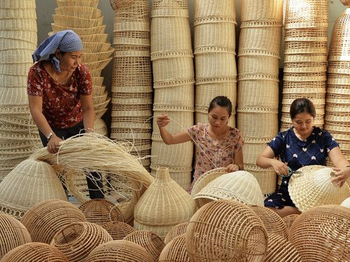 Làng nghề truyền thống: Giữ nghề hay phải công nghiệp hóa để tồn tại?