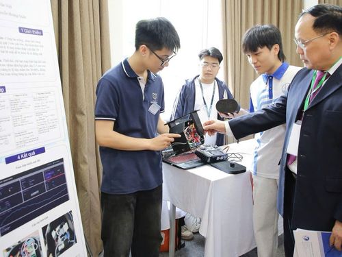 STEM “tăng nhiệt” mùa tuyển sinh đại học 2026: Chính sách học bổng “hút” người học