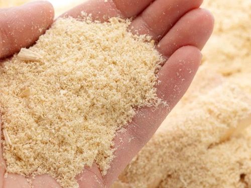 Mùn cưa từ làng nghề mộc đang được bán cho ai?