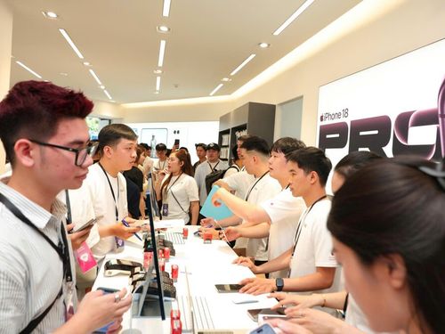 iPhone 18 Pro chính thức mở bán tại Việt Nam, hàng nghìn người xếp hàng nhận máy