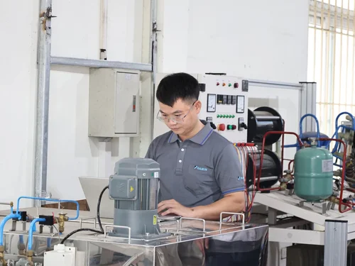 Sinh viên Trường Cao đẳng Điện tử – Điện lạnh Hà Nội tiếp cận công nghệ điều hòa trung tâm VRV từ chuyên gia Daikin Việt Nam