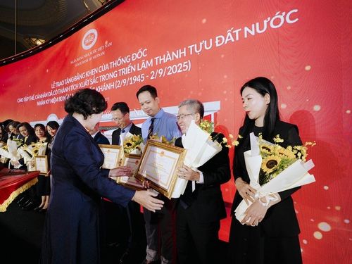 OCB vinh dự nhận bằng khen tham gia Triển lãm Thành tựu đất nước