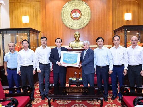 MTTQ Việt Nam tiếp nhận 12 tỷ đồng từ Bộ Ngoại giao và cộng đồng người Việt Nam ở nước ngoài ủng hộ đồng bào bị ảnh hưởng bởi bão lũ