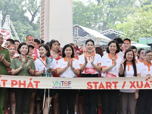 Phụ nữ chạy hưởng ứng vì môi trường không khói thuốc, lan tỏa thông điệp sống xanh