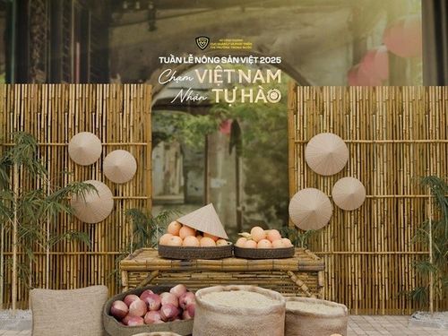 NSND Tự Long livestream bán gạo ST25 tại Tuần lễ Nông sản Việt