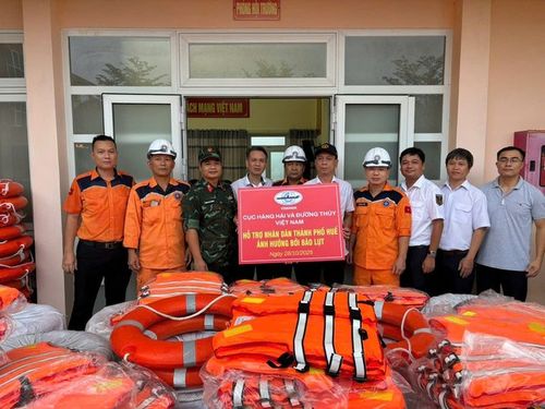 Cứu trợ khẩn cấp hàng trăm áo phao, phao bè cho người dân Huế