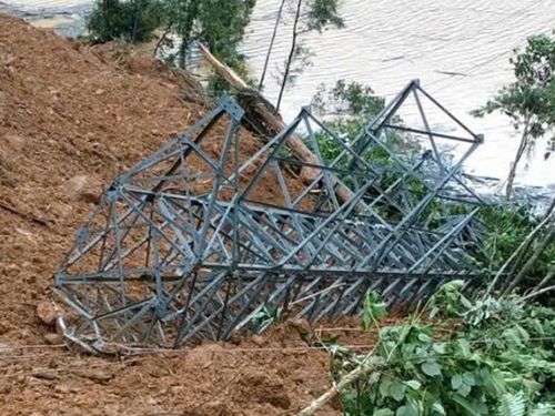 Khẩn trương khắc phục sự cố sạt lở làm ngã đổ cột điện 110kV Phước Sơn