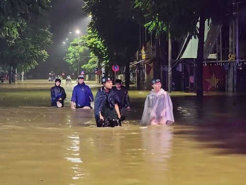 Mưa lũ gây thiệt hại nặng từ Huế đến Quảng Ngãi