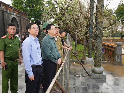 Phó Thủ tướng Mai Văn Chính kiểm tra công tác khắc phục mưa lũ tại khu vực Ngọ Môn-Đại Nội Huế