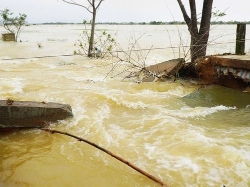 TP Huế: Bộ đội, dân quân khẩn trương khắc phục sự cố vỡ đê do mưa lũ