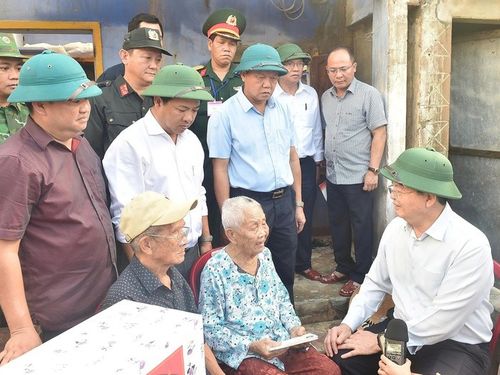 Phó Thủ tướng Mai Văn Chính thăm hỏi, động viên người dân bị thiệt hại do bão số 13 tại Đắk Lắk