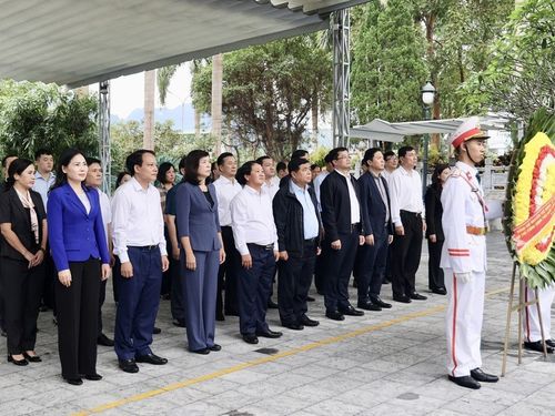 Phó Thủ tướng Nguyễn Chí Dũng dâng hương tưởng nhớ các liệt sĩ tại nghĩa trang Vị Xuyên
