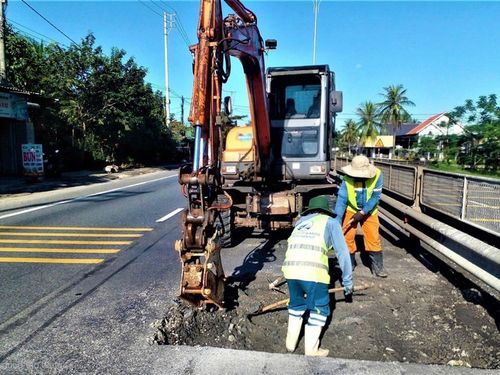 Khôi phục giao thông qua miền Trung sau bão số 13