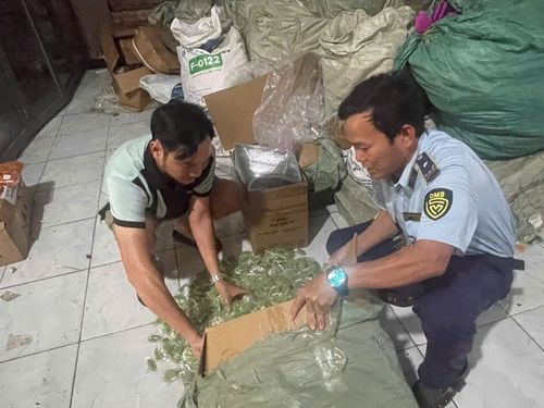 Phát hiện và tạm giữ hơn một tấn bánh kẹo không rõ nguồn gốc, xuất xứ