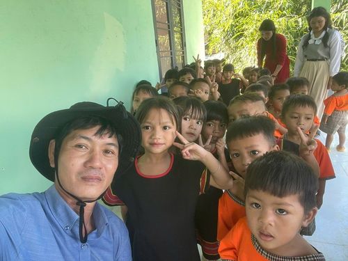 Tấm lòng người thầy và những nụ cười sau con dốc