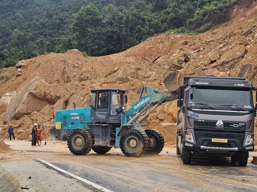Phát huy '4 tại chỗ', nỗ lực thông tuyến đường bộ, đường sắt trước ngày 25/11
