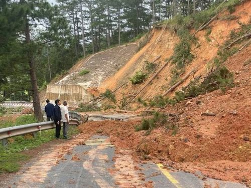 Khẩn trương thông tuyến giao thông huyết mạch, chủ động ứng phó bão số 15