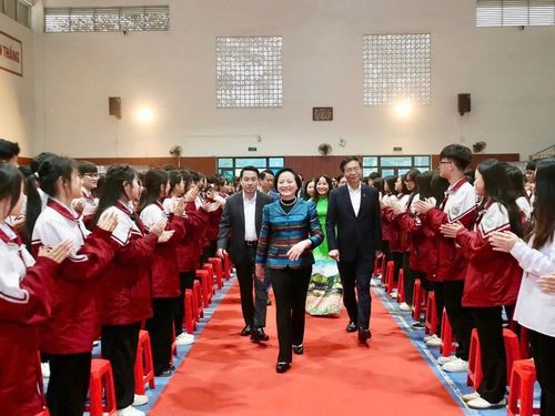 Phó Thủ tướng Phạm Thị Thanh Trà khánh thành Phòng thực hành giáo dục STEM tại Trường THPT Nguyễn Huệ, Lào Cai