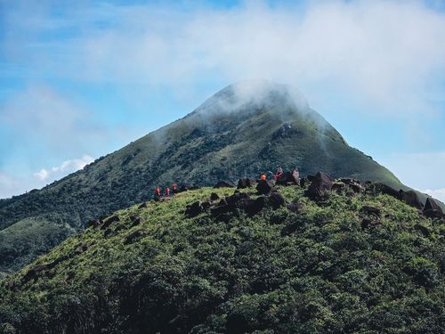 Ngắm biển mây cuồn cuộn, núi rừng nguyên sơ từ 'nóc nhà' Quảng Trị