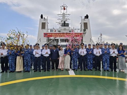 Tàu cảnh sát biển xuất quân làm nhiệm vụ trực Tết trên biển