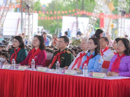 Thông điệp 'Cùng KUN bảo vệ muôn loài' được thiếu nhi toàn quốc hưởng ứng qua màn đồng diễn sân trường