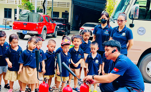 Trải nghiệm làm chiến sĩ cứu hoả của các bé mầm non
