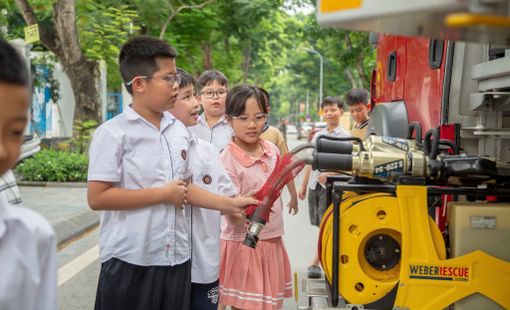 Gần 700 học sinh và giáo viên MAY ACADEMY hào hứng trải nghiệm làm "chiến sĩ phòng cháy, chữa cháy”