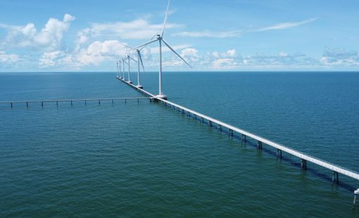 Cầu dẫn dài 17 km giữa biển Cà Mau: Điểm check-in độc đáo ngắm cánh đồng điện gió ngoài khơi