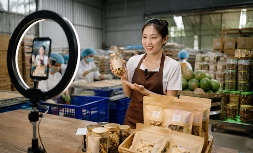 Livestream từ nhà xưởng: Cách cơ sở nông thôn bán đặc sản mà không cần qua đại lý