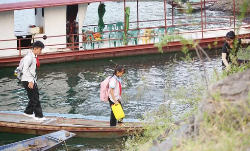 Không để học sinh nghỉ học, bỏ học vì đường đến trường khó khăn
