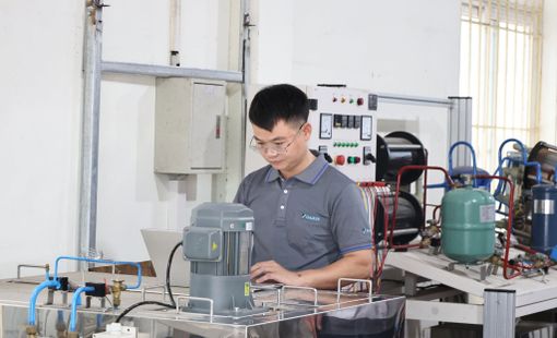 Sinh viên Trường Cao đẳng Điện tử – Điện lạnh Hà Nội tiếp cận công nghệ điều hòa trung tâm VRV từ chuyên gia Daikin Việt Nam