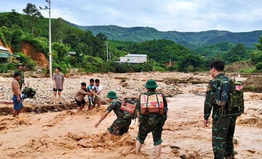 Chùm ảnh: Ấm áp tình quân dân trong vùng lũ