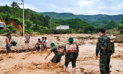 Chùm ảnh: Ấm áp tình quân dân trong vùng lũ