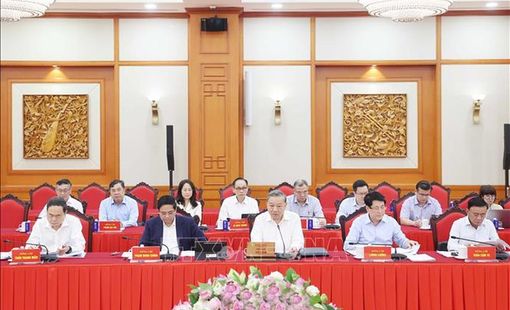 Bộ Chính trị cho ý kiến về công tác chuẩn bị Đại hội Đảng bộ thành phố Hà Nội và Đảng bộ TPHCM