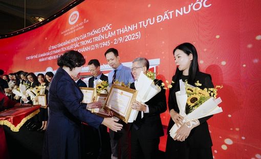 OCB vinh dự nhận bằng khen tham gia Triển lãm Thành tựu đất nước