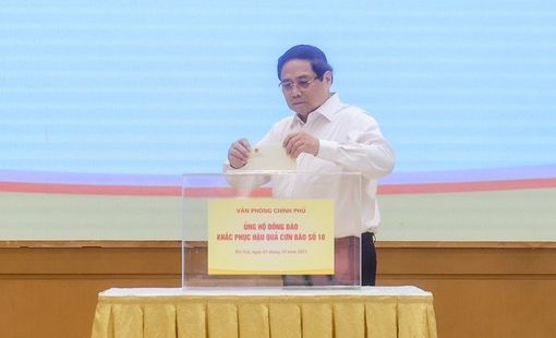 Thủ tướng Phạm Minh Chính cùng lãnh đạo Chính phủ và tập thể Văn phòng Chính phủ ủng hộ đồng bào bị thiệt hại do bão lũ