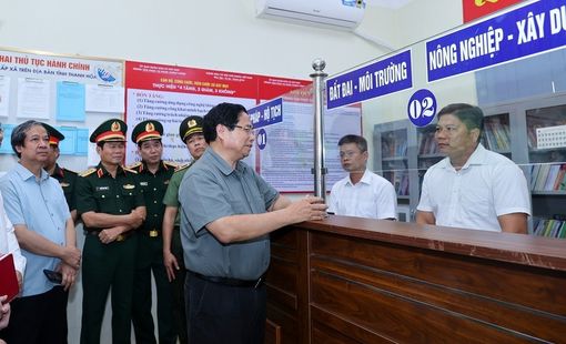 Thủ tướng kiểm tra trung tâm phục vụ hành chính công tại xã miền núi Thanh Hóa