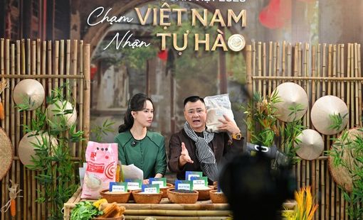 'Chốt đơn' gần 6 tấn gạo sau 2 giờ livestream tại Tuần lễ Nông sản Việt 2025