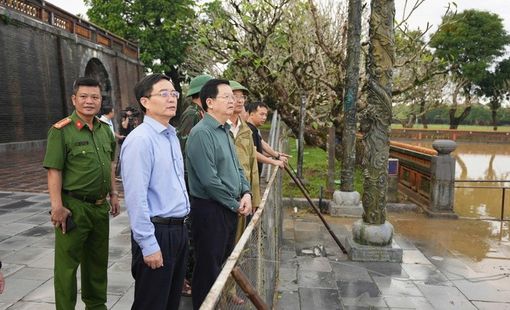 Phó Thủ tướng Mai Văn Chính kiểm tra công tác khắc phục mưa lũ tại khu vực Ngọ Môn-Đại Nội Huế