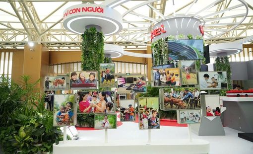 Gian hàng Viettel tại Hội chợ Mùa Thu thu hút khách tham quan