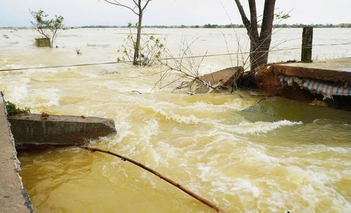 TP Huế: Bộ đội, dân quân khẩn trương khắc phục sự cố vỡ đê do mưa lũ