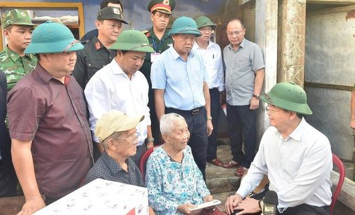 Phó Thủ tướng Mai Văn Chính thăm hỏi, động viên người dân bị thiệt hại do bão số 13 tại Đắk Lắk