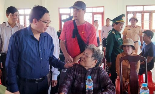 Phó Thủ tướng Hồ Quốc Dũng thăm, tặng quà người dân Gia Lai bị ảnh hưởng do bão số 13