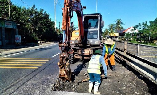 Khôi phục giao thông qua miền Trung sau bão số 13