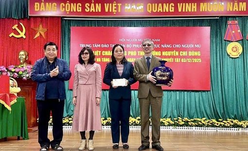 Phó Thủ tướng Nguyễn Chí Dũng thăm, tặng quà người khuyết tật