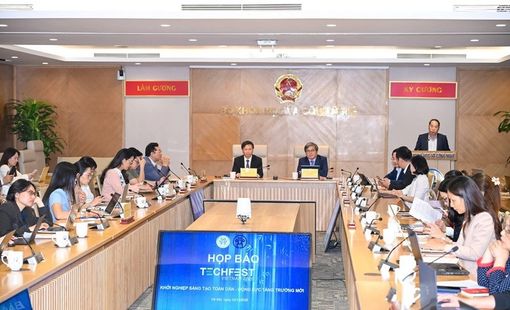 TECHFEST lần đầu tổ chức tại phố đi bộ Hồ Hoàn Kiếm