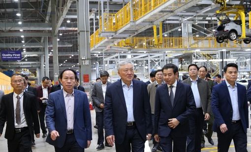 Phó Thủ tướng Thường trực Nguyễn Hòa Bình thăm Công ty VinFast